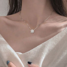 Load image into Gallery viewer, Dyas snowflake necklace
