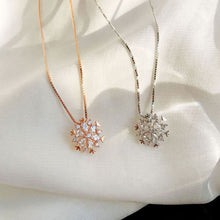 Load image into Gallery viewer, Dyas snowflake necklace
